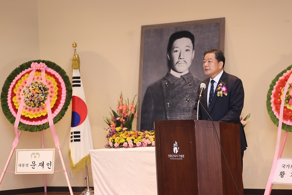 26일 오전 황기철 국가보훈처장이 서울시 중구 안중근의사기념관에서 열린 안중근 의사 하얼빈 의거 112주년 기념식에 참석하여 기념사를 하고 있다.