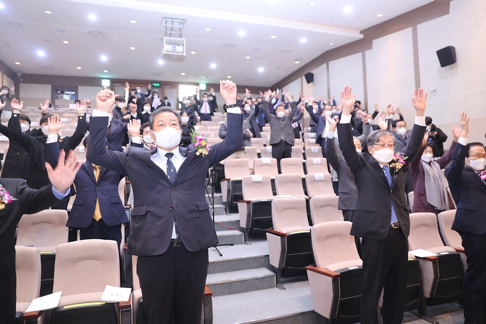 26일 오전 황기철 국가보훈처장이 서울시 중구 안중근의사기념관에서 열린 안중근 의사 하얼빈 의거 112주년 기념식에 참석하여 주요내빈과 함께 만세삼창을 하고 있다.