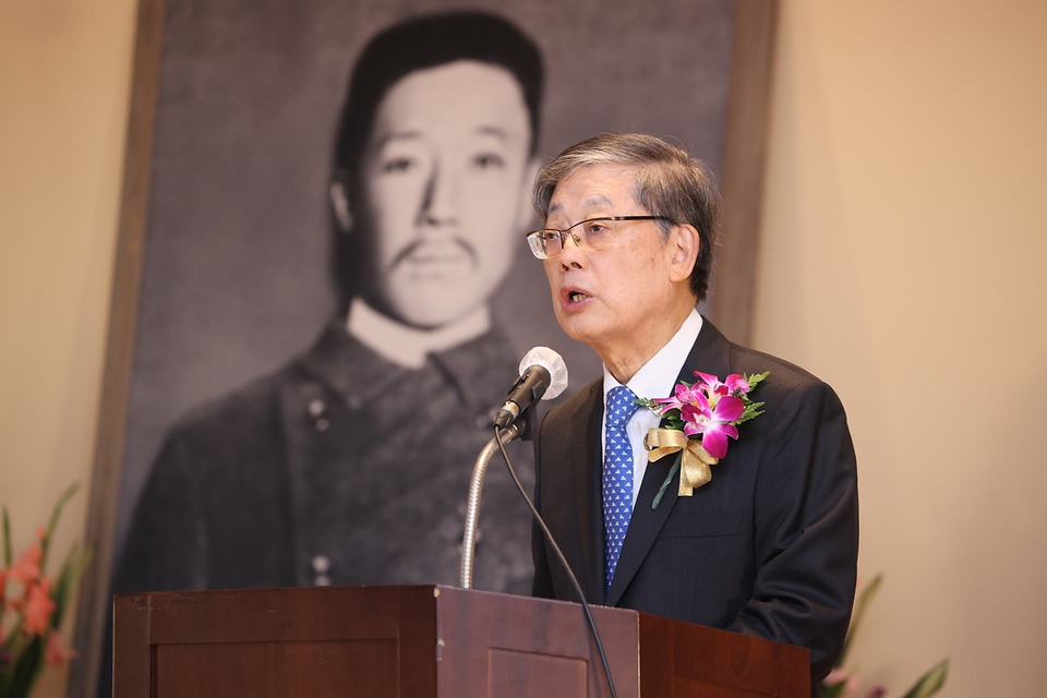 26일 오전 서울시 중구 안중근의사기념관에서 열린 안중근 의사 하얼빈 의거 112주년 기념식에서 기념사업회 김황식 이사장이 기념식사를 하고 있다.