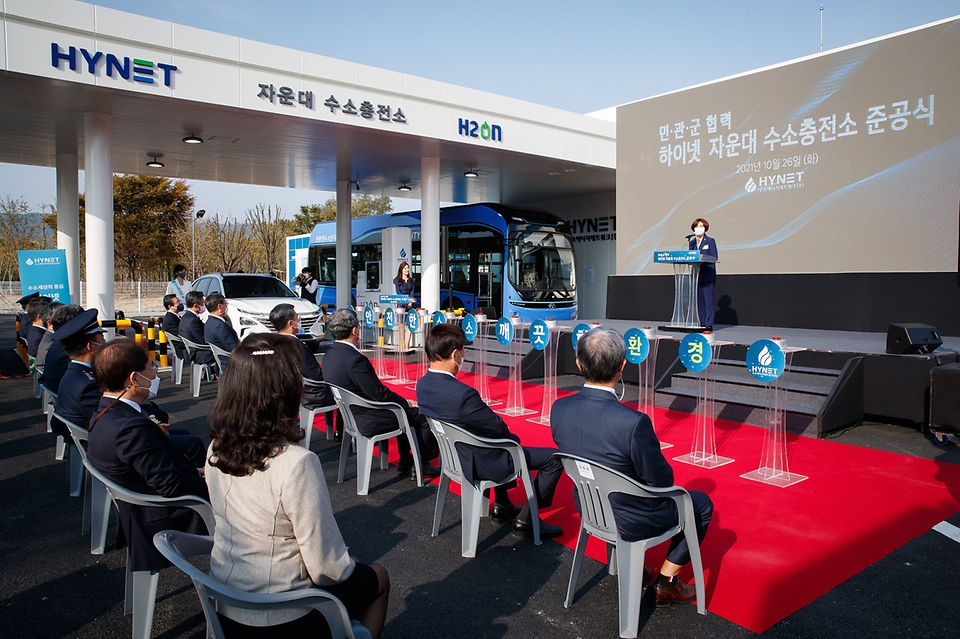 <p>국방부와 환경부는 26일 대전 유성구 자운대 입구에서 국내 최초로 구축된 민·군 겸용 수소충전소를 기념하는 준공식을 열었다. 국방부는 부지를 제공하고 환경부는 사업비의 50%를 지원했으며 운영은 민간사업자인 하이넷이 한다.</p>