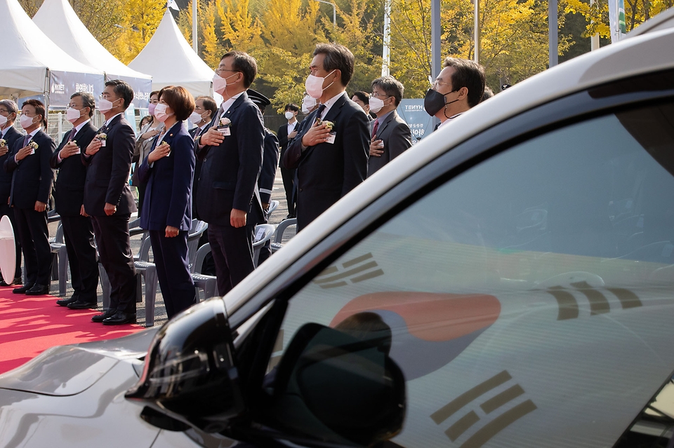 <p>국방부와 환경부는 26일 대전 유성구 자운대 입구에서 국내 최초로 구축된 민·군 겸용 수소충전소를 기념하는 준공식을 열었다. 국방부는 부지를 제공하고 환경부는 사업비의 50%를 지원했으며 운영은 민간사업자인 하이넷이 한다.</p>