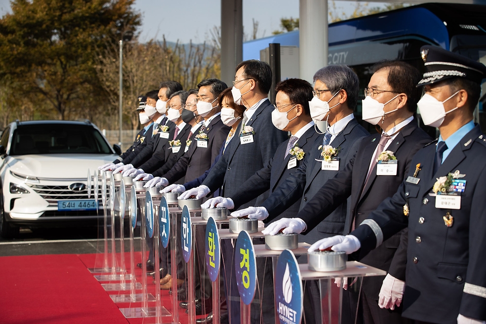 <p>국방부와 환경부는 26일 대전 유성구 자운대 입구에서 국내 최초로 구축된 민·군 겸용 수소충전소를 기념하는 준공식을 열었다. 국방부는 부지를 제공하고 환경부는 사업비의 50%를 지원했으며 운영은 민간사업자인 하이넷이 한다.</p>