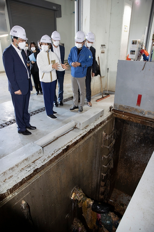 <p>한정애 환경부장관이 28일 오전 충남 서산시 통합 바이오가스화시설 현장을 둘러보며 
