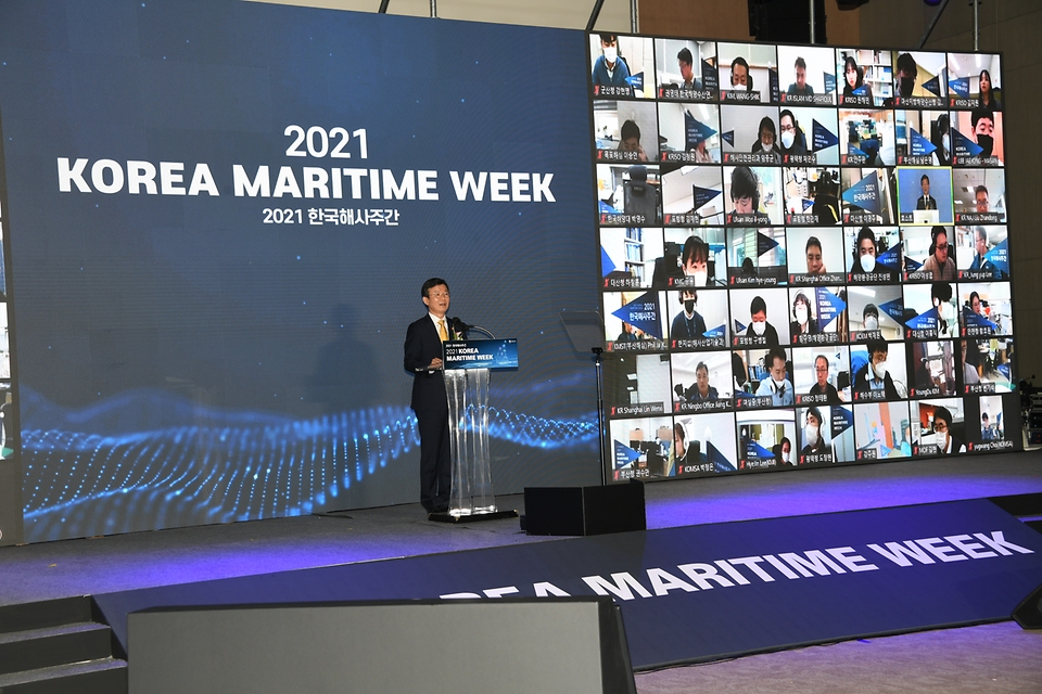 문성혁 해양수산부 장관이 26일 정부세종컨벤션센터에서 개최된 ‘2021 한국해사주간’에 참석하여 개회사를 하고 있다.
