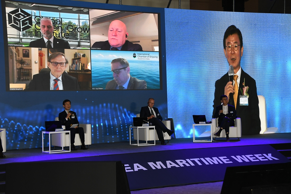 문성혁 해양수산부 장관이 26일 정부세종컨벤션센터에서 개최된 ‘2021 한국해사주간’에 참석하여 발언하고 있다.