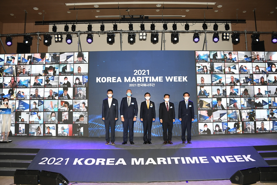 문성혁 해양수산부 장관이 26일 정부세종컨벤션센터에서 개최된 ‘2021 한국해사주간’에 참석하여 기념 촬영을 하고 있다.