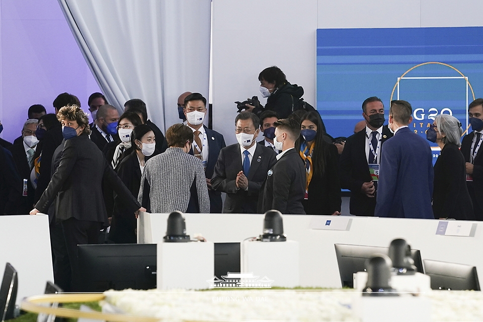 문재인 대통령이 30일(현지시간) 이탈리아 로마 누볼라 컨벤션 센터에서 열린 주요 20개국(G20) 정상회의에 참석하고 있다.