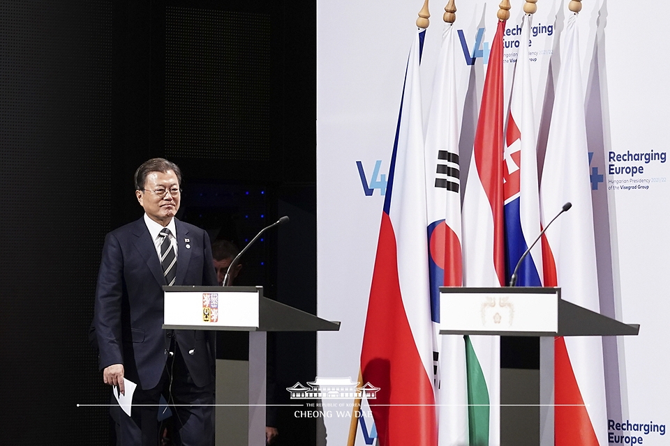 헝가리를 국빈 방문 중인 문재인 대통령이 한-비세그라드 그룹(V4.헝가리·폴란드·체코·슬로바키아) 공동 언론 발표를 하기 위해 4일(현지시간) 부다페스트 바르케르트 바자르 기자회견장으로 입장하고 있다.