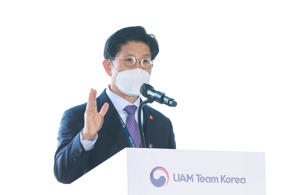 노형욱 국토교통부 장관이 11일 서울 김포비즈니스항공센터(SGBAC)에서 열린 ‘도심항공교통(UAM) 비행 시연 행사’에서 축사를 하고 있다.