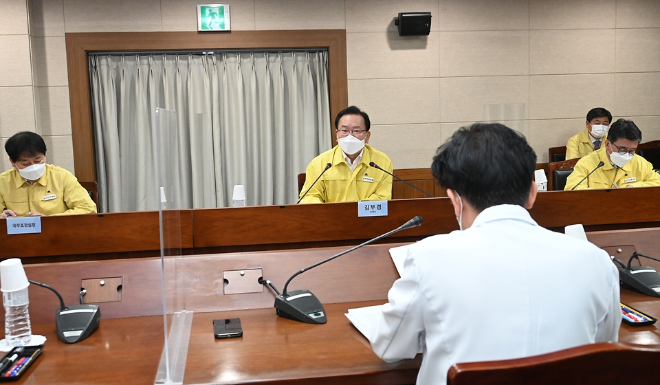 김부겸 국무총리가 15일 서울 국립중앙의료원에서 열린 코로나19 수도권 의료대응 현장간담회를 주재하고 있다.
