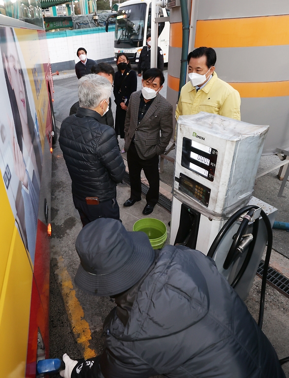 황성규 국토교통부 2차관이 22일 서초구 서울고속버스터미널에서 요소수 현장점검을 하고 있다.