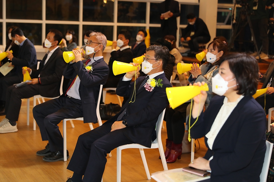 권덕철 보건복지부 장관이 19일 오후 서울 중구 커뮤니티하우스 마실에서 열린 ‘2021 세계 자살 유족의 날 행사’에서 퍼포먼스를 하고 있다.