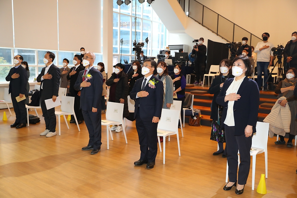 권덕철 보건복지부 장관이 19일 오후 서울 중구 커뮤니티하우스 마실에서 열린 ‘2021 세계 자살 유족의 날 행사’에서 국기에 경례를 하고 있다.