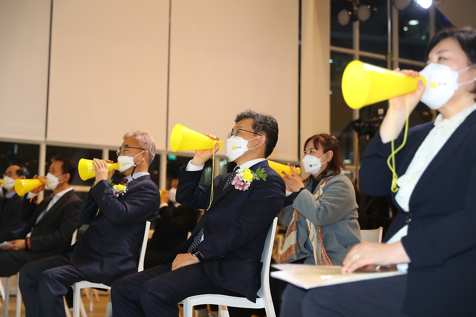 권덕철 보건복지부 장관이 19일 오후 서울 중구 커뮤니티하우스 마실에서 열린 ‘2021 세계 자살 유족의 날 행사’에서 퍼포먼스를 하고 있다.