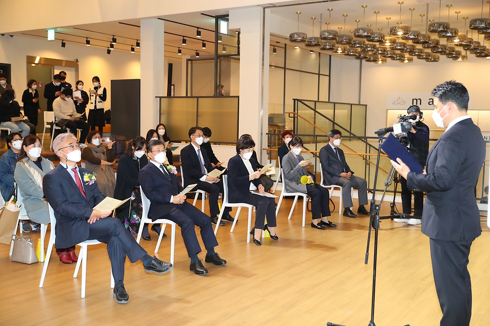 권덕철 보건복지부 장관이 19일 오후 서울 중구 커뮤니티하우스 마실에서 열린 ‘2021 세계 자살 유족의 날 행사’에서 발언하고 있다. 