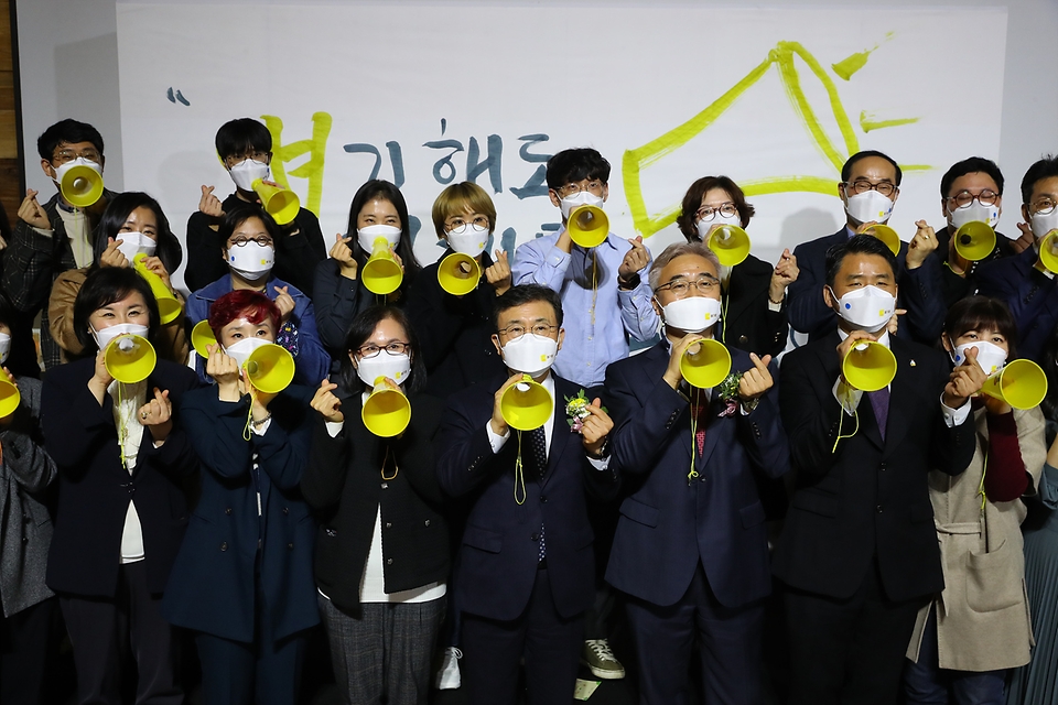 권덕철 보건복지부 장관이 19일 오후 서울 중구 커뮤니티하우스 마실에서 열린 ‘2021 세계 자살 유족의 날 행사’에서 기념 촬영을 하고 있다. 
