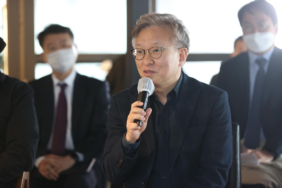 중소벤처기업부와 시흥시는 동네단위 로컬유통채널 시범구축 대상지로 선정된 월곶포구에 위치한  ‘월곶식탁’ 과  ‘월곶동책한송이’ 에서  ‘소상공인 제품을 우리동네에서’ 라는 슬로건으로  ‘동네단위 로컬유통망’ 구축 행사를 22일 개최했다.