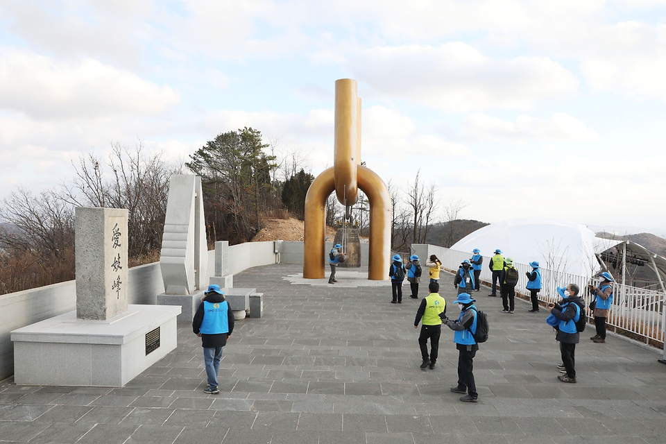 <p>DMZ 평화의 길이 개방됐다. 정부는 20일부터 ‘디엠지(DMZ) 평화의 길’ 강화, 김포, 고양, 파주, 화천, 양구, 고성 등 7개 태마노선을 우선 개방했다. 이번 개방하는 7개 테마노선은 무료로 운영된다. 참가자는 11일부터 한국관광공사 디엠지(DMZ) 평화의 길 누리집과 걷기 여행길 정보제공 모바일앱 ‘두루누비’를 통해 사전 예약할 수 있다. 사진은 23일 오후 김포 애기봉평화생태공원 내 평화의 종. </p>