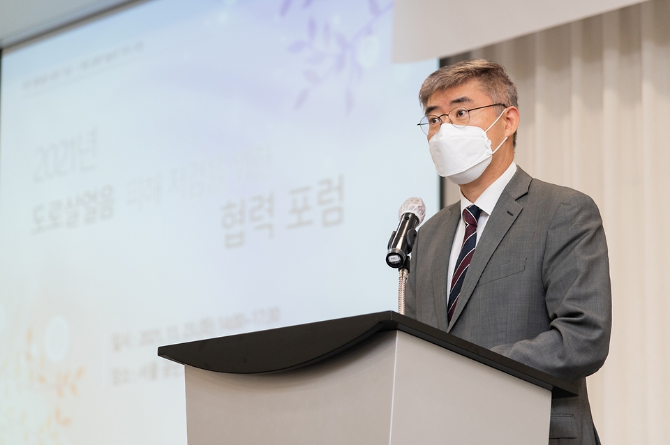 박광석 기상청장이 11월 23일(화), 서울공군호텔에서 열린 도로살얼음 피해저감을 위한 협력 토론회(포럼)에서 환영사를 하고 있다.