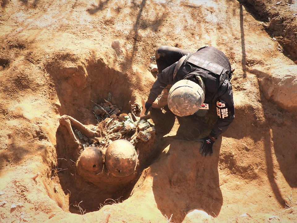 강원도 철원 비무장지대(DMZ) 백마고지 유해발굴 현장에서 국군 전사자 추정 유해를 발굴하고 있다.