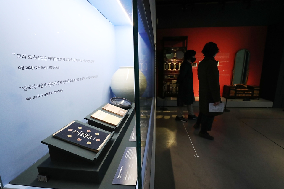 <p>국내 최초로 공예 전문공립박물관이 서울 종로구 옛 풍문여고 부지에 정식 개관했다. 사진은 개관 첫날인 30일 오전 서울공예박물관에 작품이 전시돼 있다. </p>
<p><br></p>