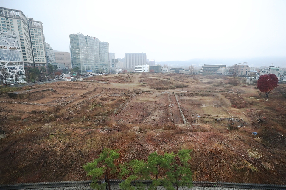 <p>국내 최초로 공예 전문공립박물관이 서울 종로구 옛 풍문여고 부지에 정식 개관했다. 사진은 개관 첫날인 30일 오전 서울공예박물관 내 어린이박물관에서 내려다 본 이건희 기증관 송현동 부지. </p>
<p><br></p>