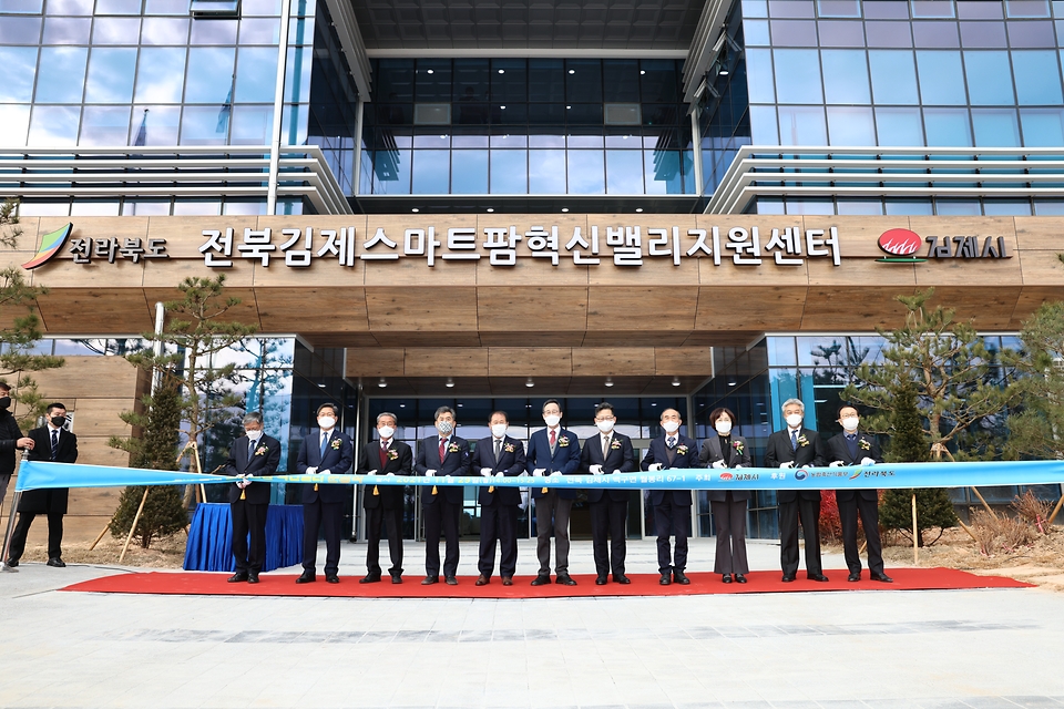 김현수 농림축산식품부 장관이 29일 김제시 백구면 스마트팜 혁신 밸리 준공식에 참석해 테이프 컷팅을 하고 있다.