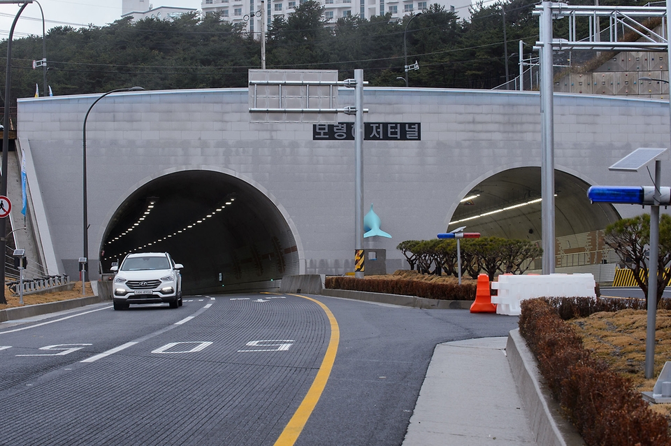<p>충남 보령시 대천항과 오천면 원산도를 연결하는 국도 77호선 ‘보령해저터널’이 12월 1일 오전 10시 전면 개통된다.</p>