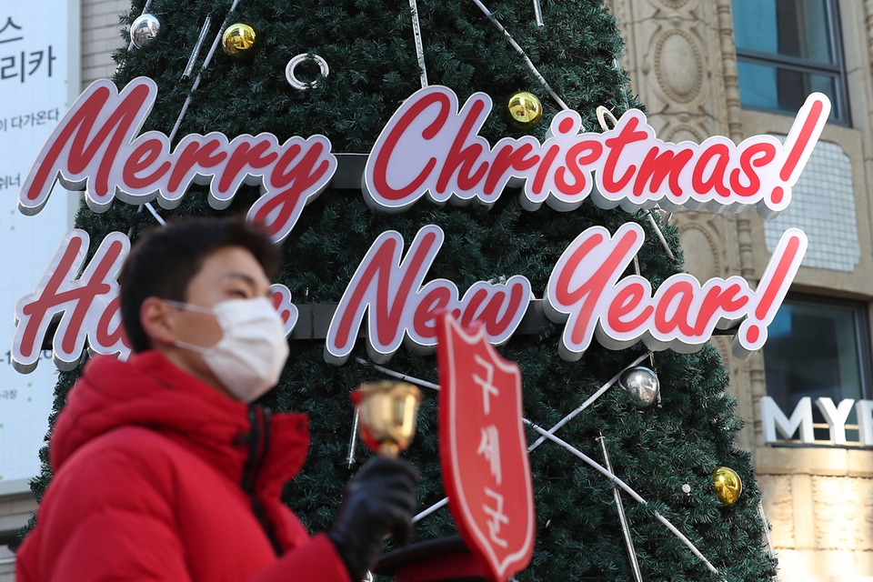 <p>1일 오전 서울 중구 명동 거리에서 한 자원봉사자가 자선 냄비 거리 모금을 하고 있다. 국내 최초 구호활동인 자선냄비 거리 모금은 지난 1928년 12월 명동에서 시작된 이후 93년째 이어져 오고 있다. 모금은 1일부터 12월 한달 동안 진행된다. </p>