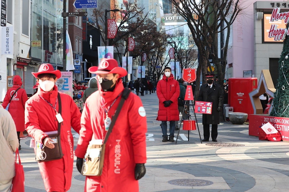 <p>1일 오전 서울 중구 명동 거리에서 구세군이 자선 냄비 거리 모금을 하고 있다. 국내 최초 구호활동인 자선냄비 거리 모금은 지난 1928년 12월 명동에서 시작된 이후 93년째 이어져 오고 있다. 모금은 1일부터 12월 한달 동안 진행된다. </p>
