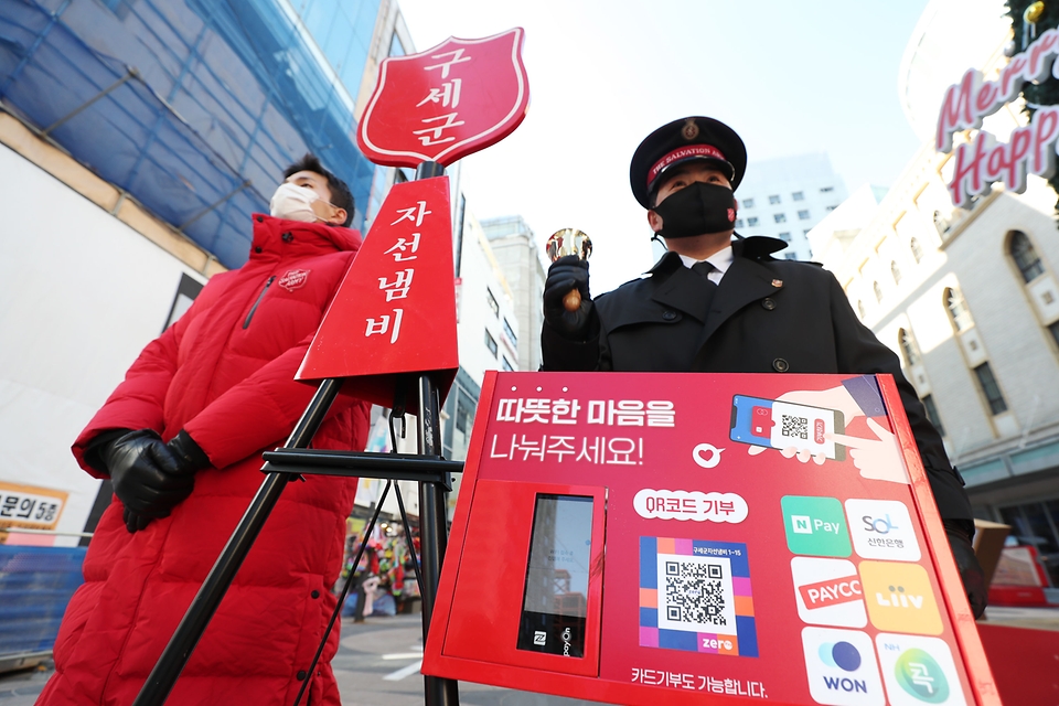 <p>1일 오전 서울 중구 명동 거리에서 한 자원봉사자가 자선 냄비 거리 모금을 하고 있다. 국내 최초 구호활동인 자선냄비 거리 모금은 지난 1928년 12월 명동에서 시작된 이후 93년째 이어져 오고 있다. 모금은 1일부터 12월 한달 동안 진행된다. </p>
