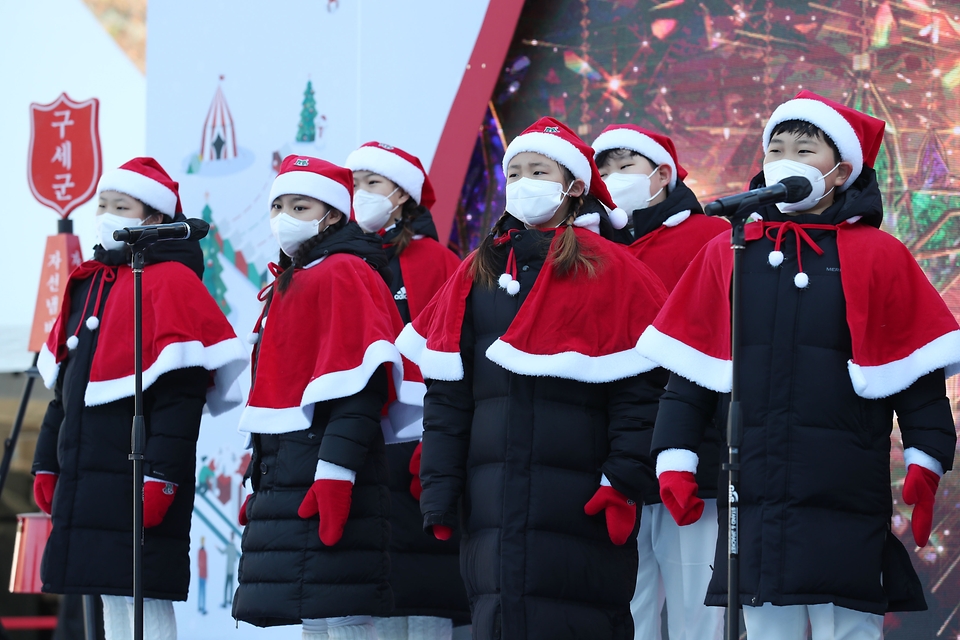 <p>1일 오전 서울 중구 시청광장에서 열린 ‘2021 구세군 자선냄비 시종식’에서 역사어린이합창단이 공연을 펼치고 있다. 국내 최초 구호활동인 자선냄비 거리 모금은 지난 1928년 12월 명동에서 시작된 이후 93년째 이어져 오고 있다. 모금은 1일부터 12월 한달 동안 진행된다. </p>