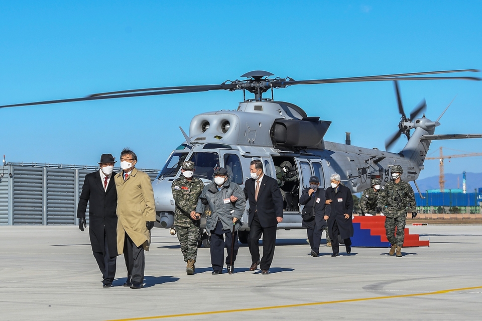 해병대 항공단 원로들이 1일 해병대 항공단 창설식에 참석하기 위해 상륙기동헬기인 마린온을 타고 포항 해병대 항공단 기지에 도착한 후 식장으로 이동하고 있다.