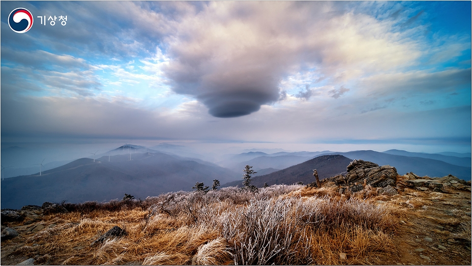  ‘조기 경보 및 대응. 재해위험 감소를 위한 수문기상 및 기후정보’를 주제로 진행된 ‘세계기상기구(WMO) 2022년 기상달력 사진 공모전’에 우리나라에서 제출한 ‘렌즈구름(A Lenticular Cloud/신규호作)’이 선정되었다.