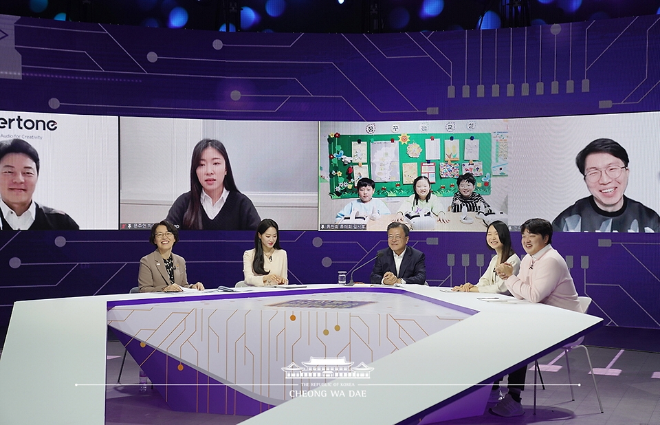 문재인 대통령이 2일 서울 마포구 상암DMC 누리꿈스퀘어에서 열린 디지털 대한민국 ‘청년과 함께 미래를 그리다’ 행사에 참석, 영상 참석자들과 대화하고 있다.