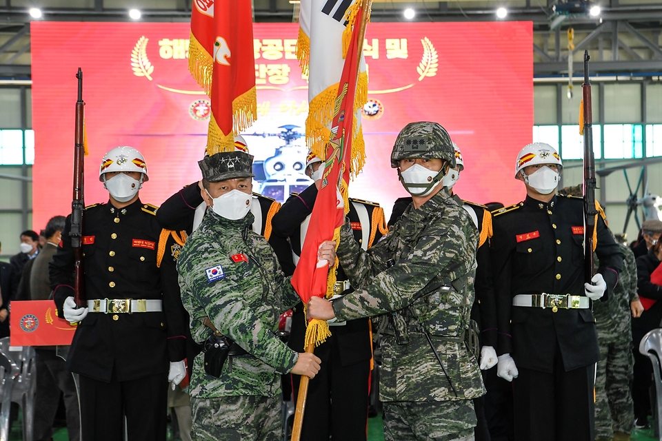 1일 경북 포항시 남구 해병대 항공단 기지에서  열린 해병대 항공단 창설식에서 김태성 해병대 사령관이 지은구 해병대 항공단장에게 부대기를 전달하고 있다.