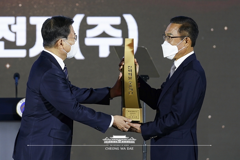 삼성전자 김기남 대표이사가 6일 서울 강남구 코엑스에서 열린 제58회 무역의날 기념식에 참석, 문재인 대통령으로부터 1천 100억불 수출의탑을 수상하고 있다.