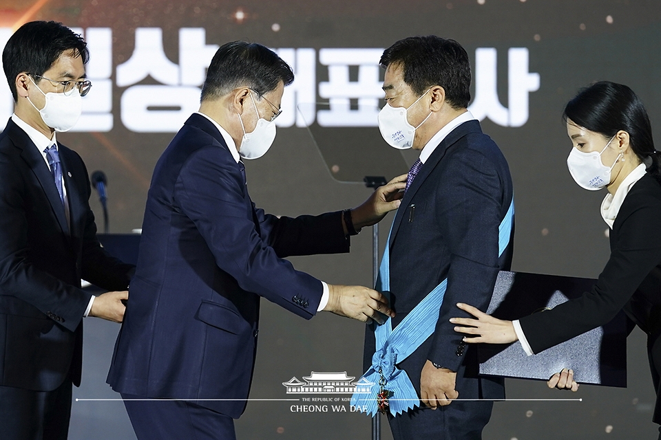 문재인 대통령이 6일 서울 강남구 코엑스에서 열린 제58회 무역의날 기념식에 참석, (주)대창 이길상 대표이사에게 금탑산업훈장을 수여하고 있다.