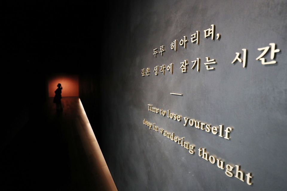 <p>국보 금동미륵보살반가사유상 두 점이 국립중앙박물관 상설전시실에 설치된 ‘사유의 방’에 전시돼 있다. 국보 두 점은 검붉은 벽으로 둘러싸인 적막한 방에서 신비로운 미소로 관람객을 맞는다. 사진은 8일 오전 국립중앙박물관 상설전시실.</p>