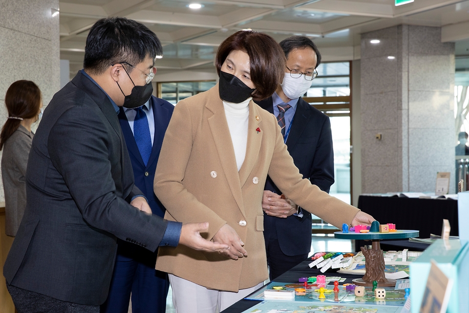 한정애 환경부 장관은 8일 오후 정부서울청사에서 개최된 “지구살리기 학교교육 성과 공유회”에 참석하여, 행사장에 전시된 환경일기장, 환경방학탐구생활, 환경동아리, 교사환경교육연구모임의 활동 내용을 둘러보고 있다