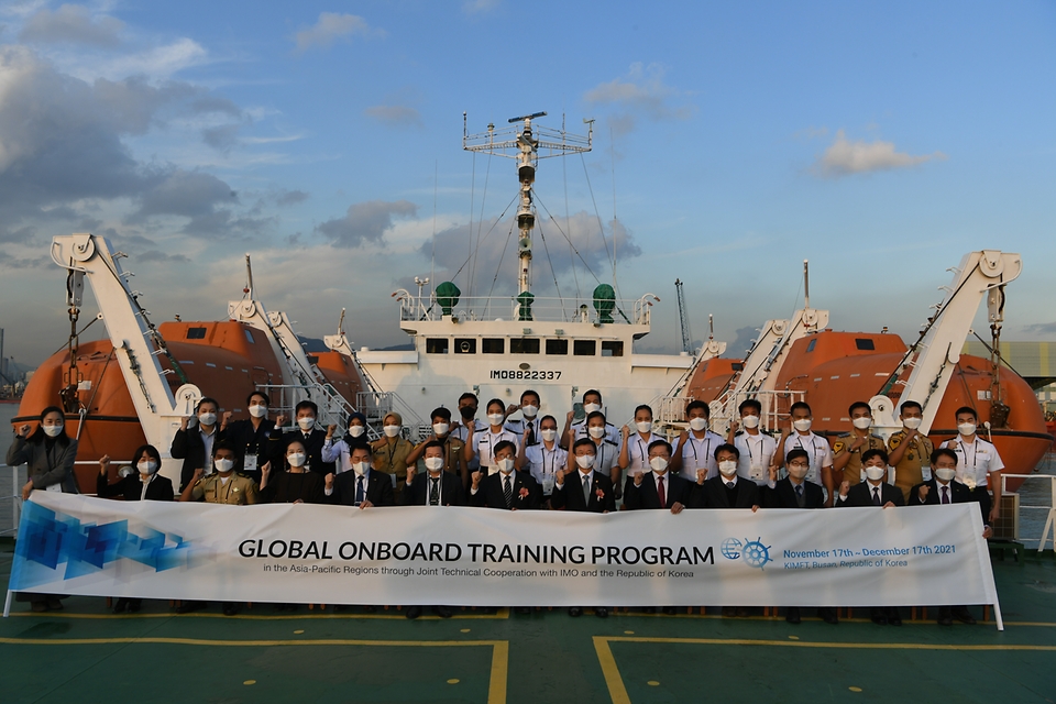 문성혁 해양수산부 장관이 6일 해양수산연수원 ‘한우리 호’에 승선하여 국제승선실습 환영식에 참석, 기념 촬영을 하고 있다.