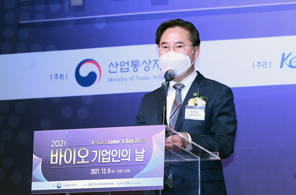 박진규 산업통상자원부 1차관이 8일 서울 종로구 포시즌스호텔 그랜드볼룸에서 열린 ‘2021년 바이오 기업인의 날’에서 축사하고 있다. 