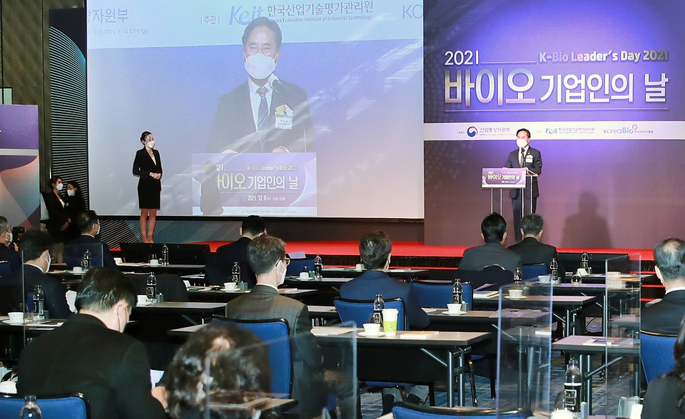 박진규 산업통상자원부 1차관이 8일 서울 종로구 포시즌스호텔 그랜드볼룸에서 열린 ‘2021년 바이오 기업인의 날’에서 축사하고 있다. 