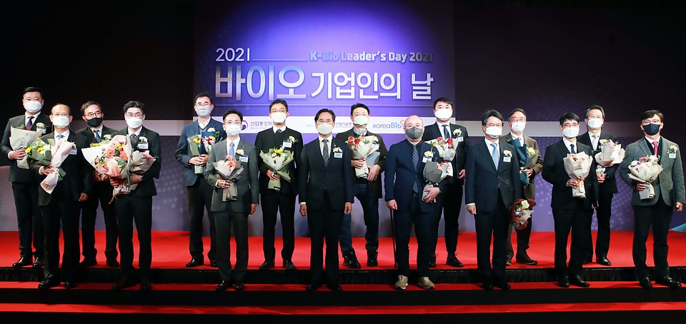 박진규 산업통상자원부 1차관이 8일 서울 종로구 포시즌스호텔 그랜드볼룸에서 열린 ‘2021년 바이오 기업인의 날’에서 기념 촬영을 하고 있다.