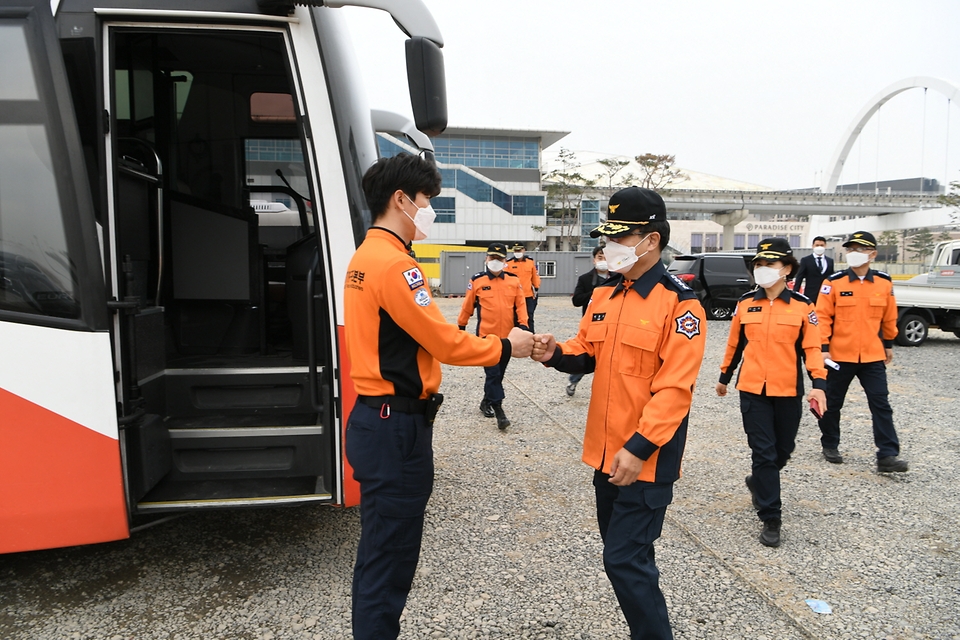 이흥교 소방청장이 9일 오후 인천 중구 국립인천공항검역소를 방문해 자원집결지를 점검하고 소방대원들을 격려하고 있다.