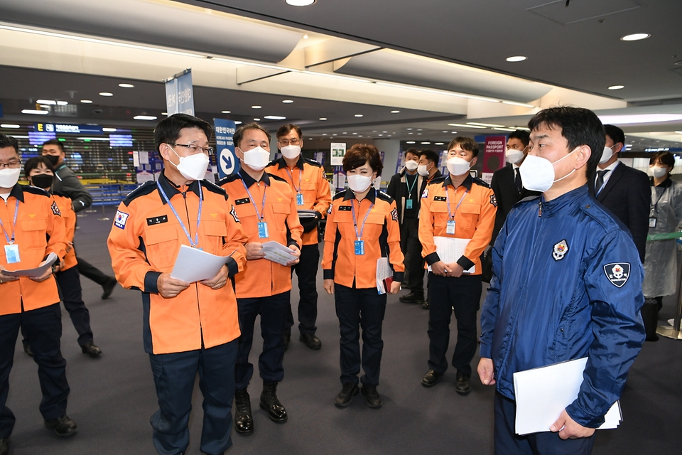 이흥교 소방청장이 9일 오후 인천공항검역소 현장을 점검하고 있다.