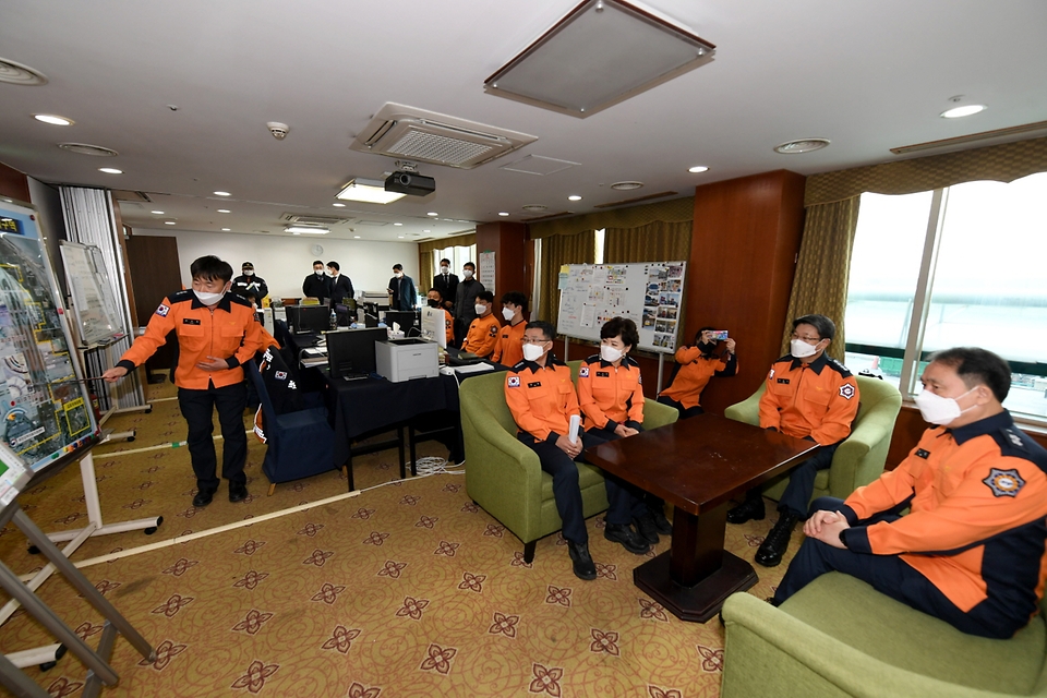이흥교 소방청장이 9일 오후 인천 중구 국립인천공항검역소를 방문해 소방대원들을 격려하고 있다.