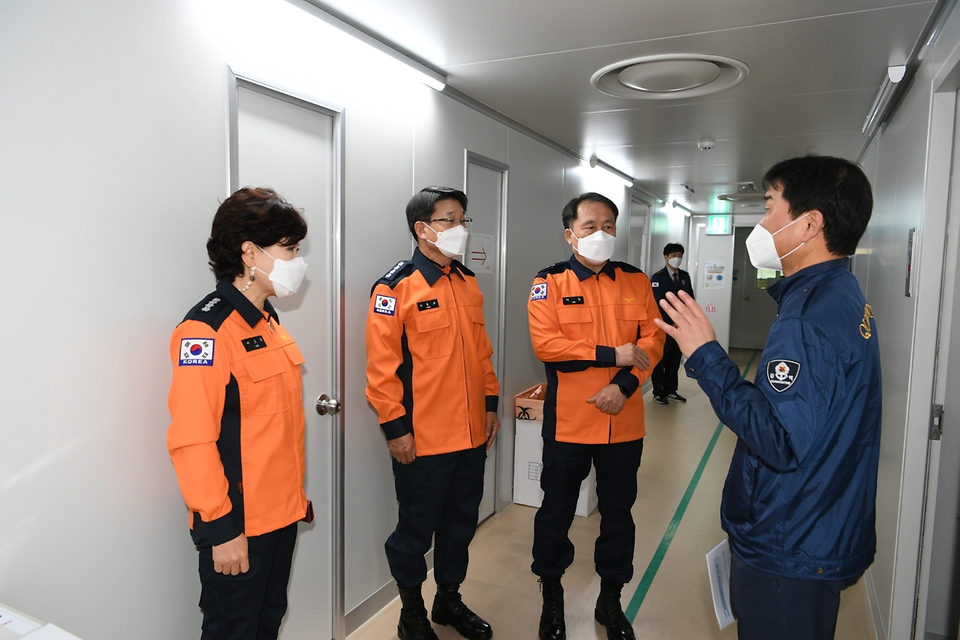 이흥교 소방청장이 9일 오후 인천 중구 국립인천공항검역소를 방문해 중앙검역 의료지원센터 임시대기 시설을 점검하고 있다. 