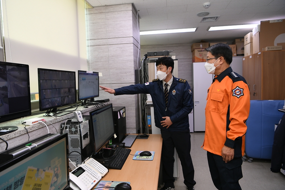 이흥교 소방청장이 9일 오후 인천 중구 국립인천공항검역소를 방문해 중앙검역 의료지원센터 내 관제실을 점검하고 있다.