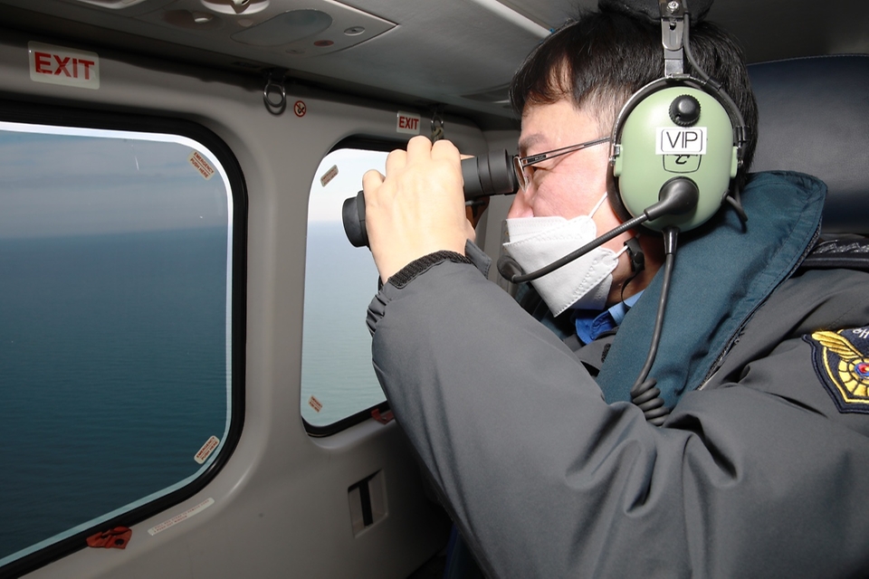 정봉훈 신임 해양경찰청장이 6일 취임식에 앞서 서해 NLL 등 접경 해역을 방문해 해양치안 실태점검을 하고 있다.